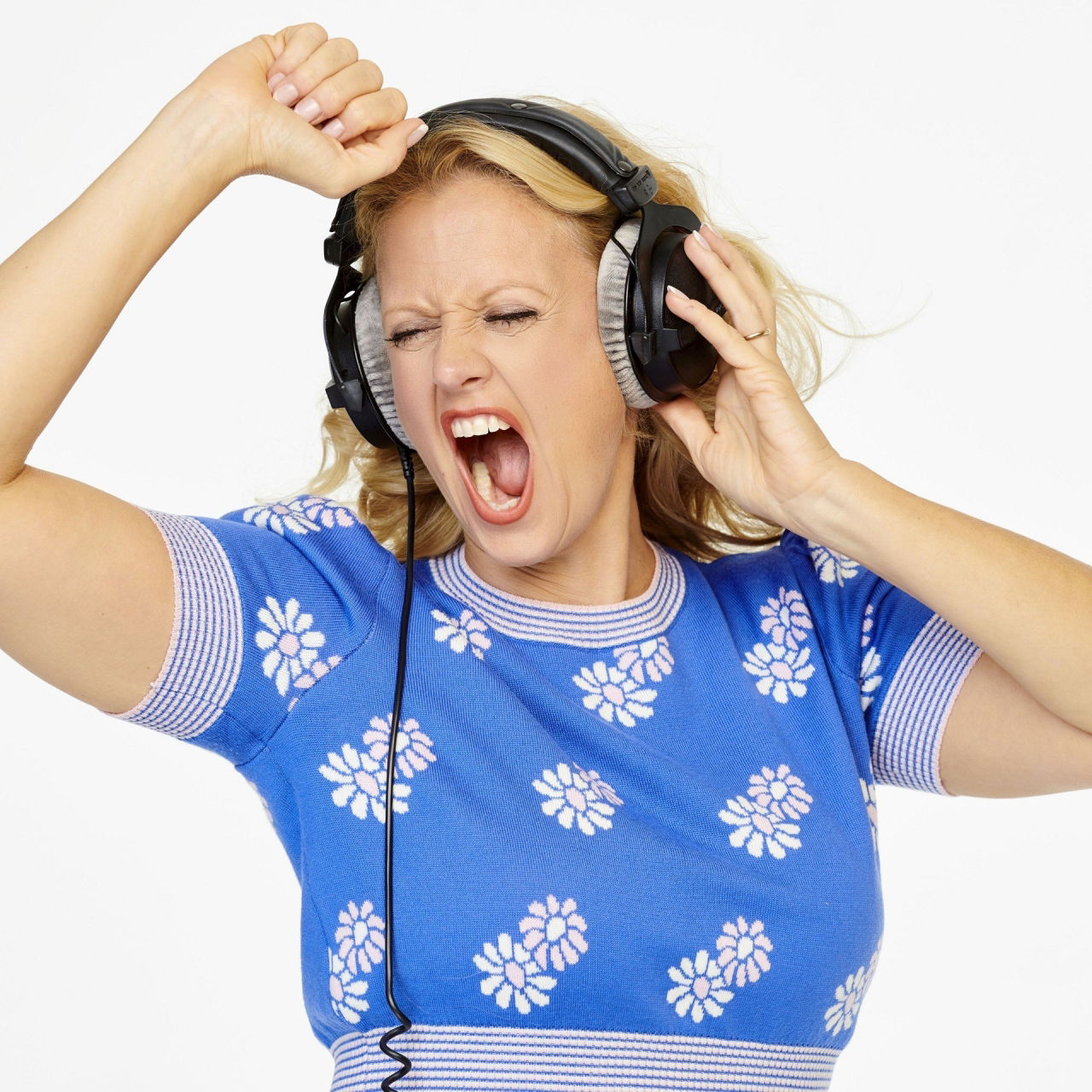 Barbara singt mit Kopfhörer auf den Ohren