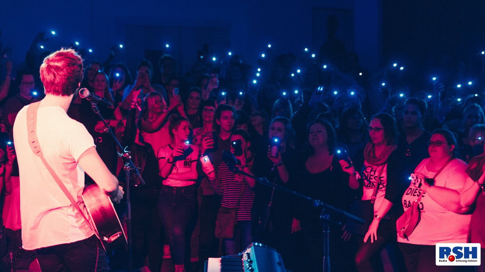 Max Giesinger singt und die Fans halten ihre Handytaschenlampen hoch.