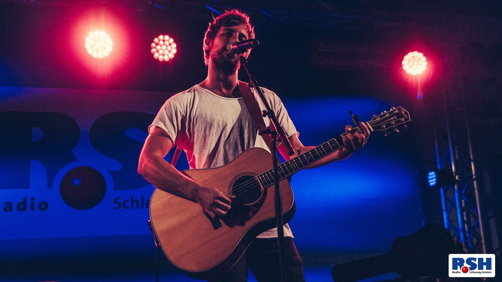 Max Giesinger steht mit seiner Gitarre auf der Bühne.