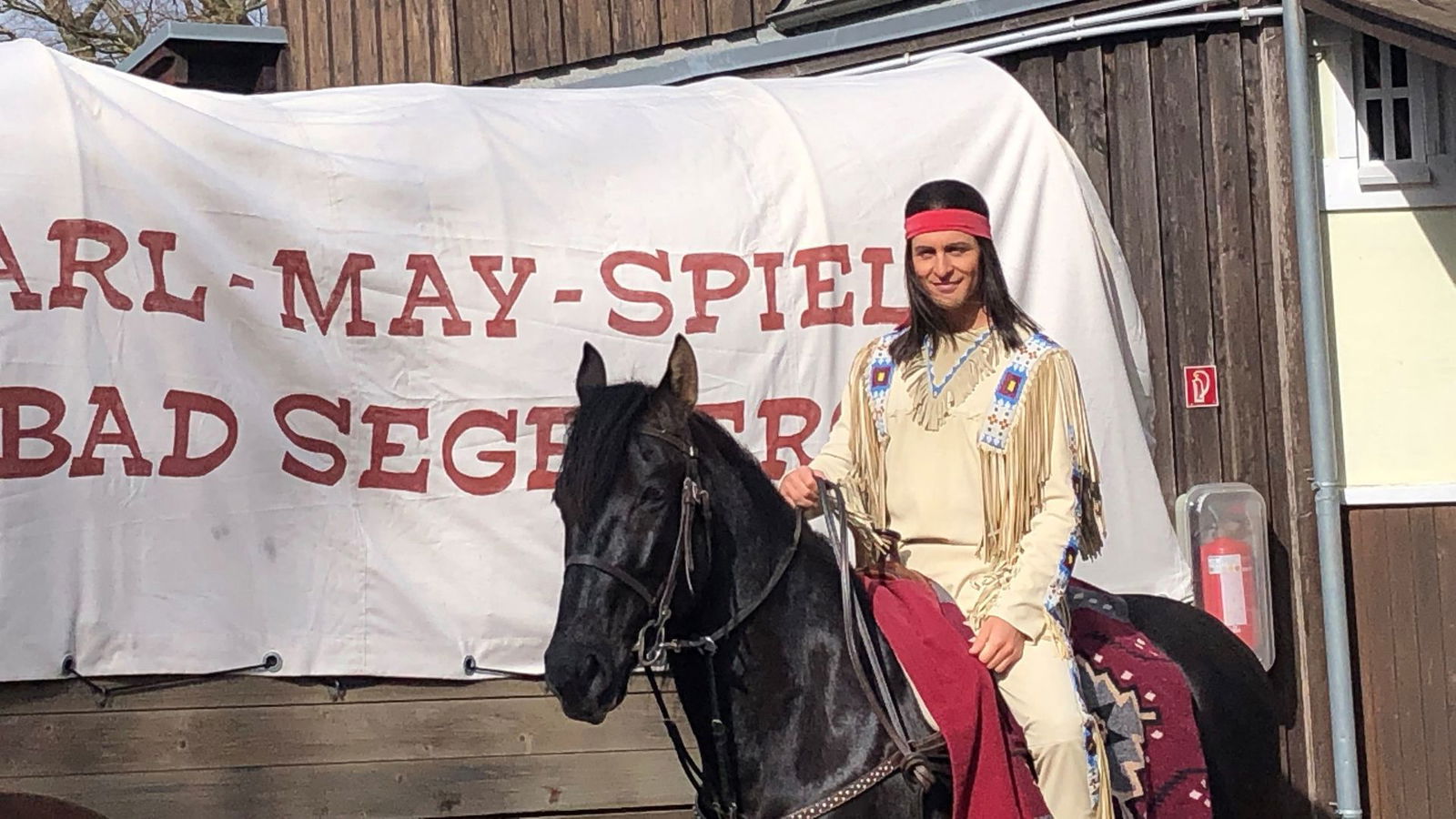 Alexander Klaaws sitzt als Winnetou verkleidet auf einem Pferd.