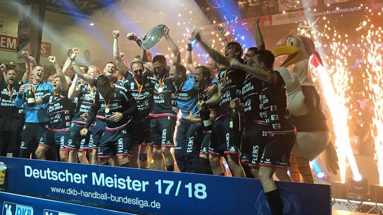 Die SG Flensburg Handewitt feiert in der Halle mit der Meisterschale und Pyrotechnik.