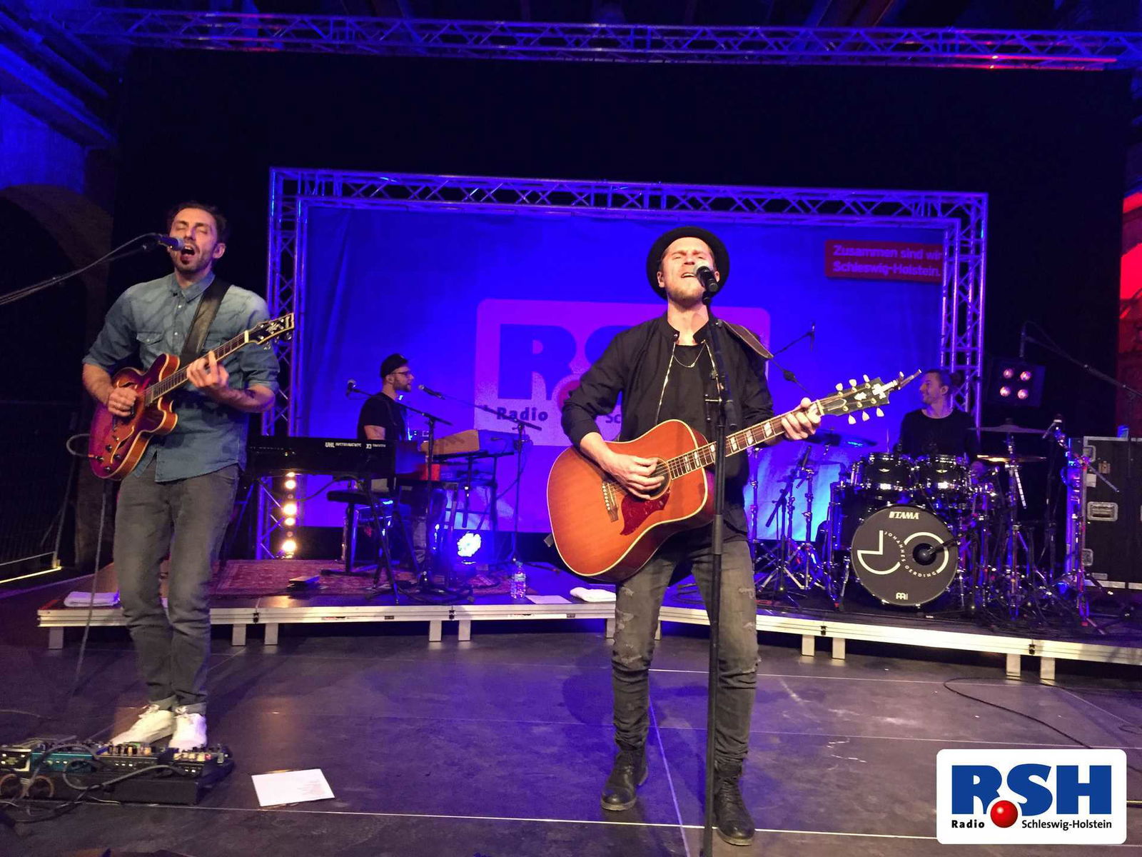 Johannes Oerding spielt auf der Bühne mit seiner Band.