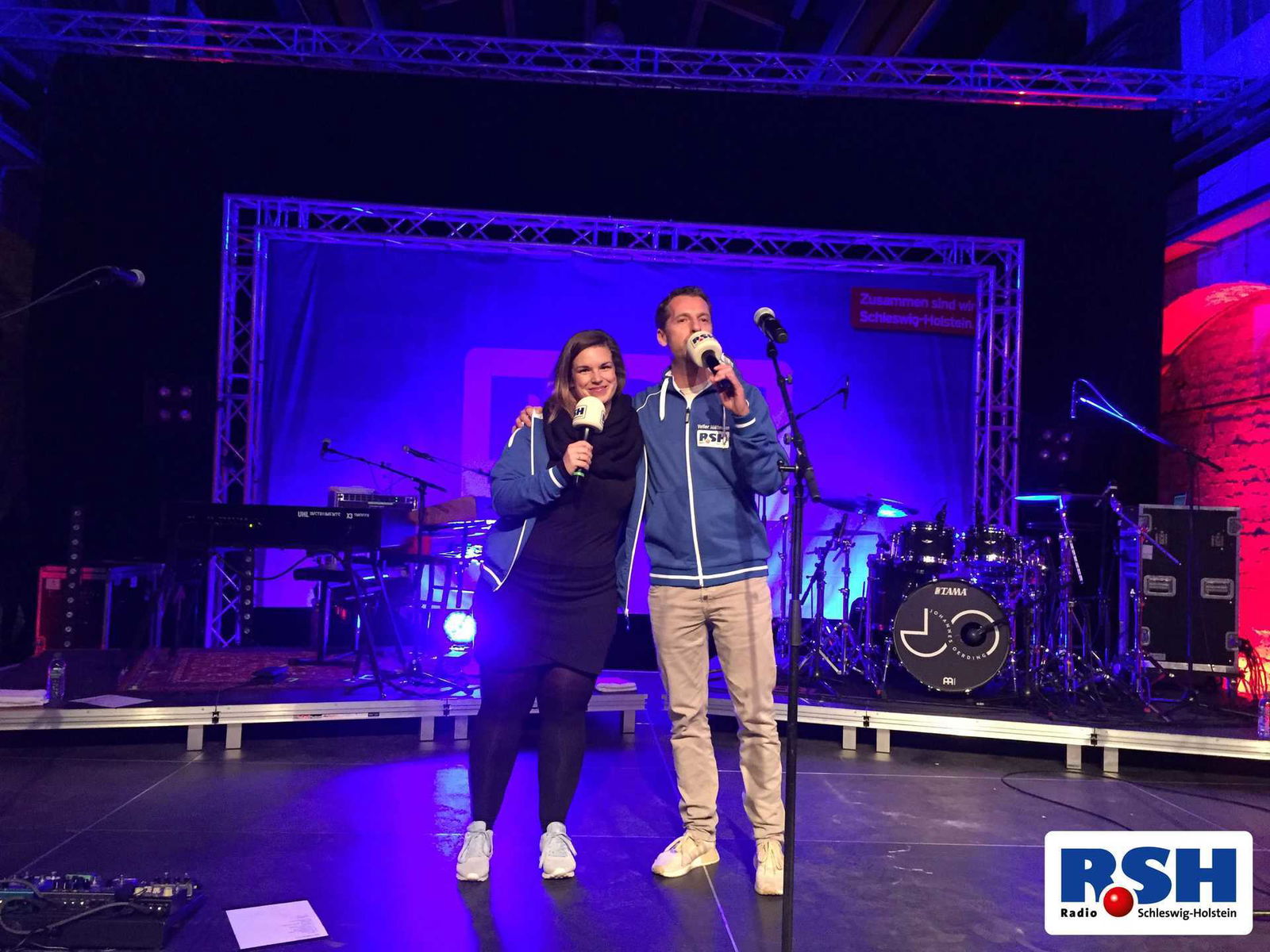 Voller und Carmen moderieren auf der Bühne Johannes Oerding an.