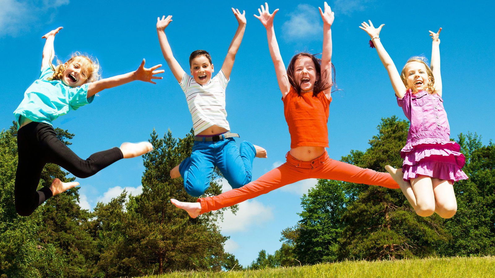 Kinder hüpfen in die Luft.