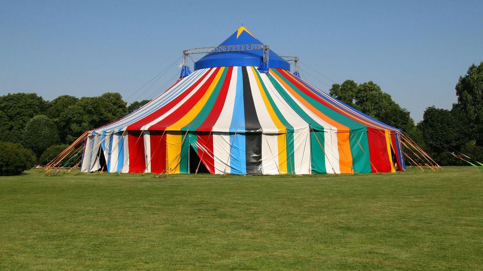 Ein buntes Zirkuszelt.