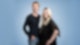 Christian Blecken und Jasmin Malten stehen nebeneinander vor einem blauen Hintergrund und lächeln in die Kamera.