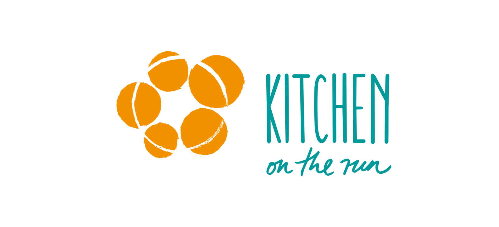 Auf einem weißen Hintergrund ist in der linken Ecke ein Kreis bestehend aus fünf orangenen Kugeln dargestellt. Daneben steht in türkisgrün das englische Wort für Küche "Kitchen". Darunter steht ebenfalls auf englisch und in türkisgrün "on the run". 
