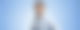 Voller Mittmann steht vor einem blauen Hintergrund und lächelt in die Kamera.