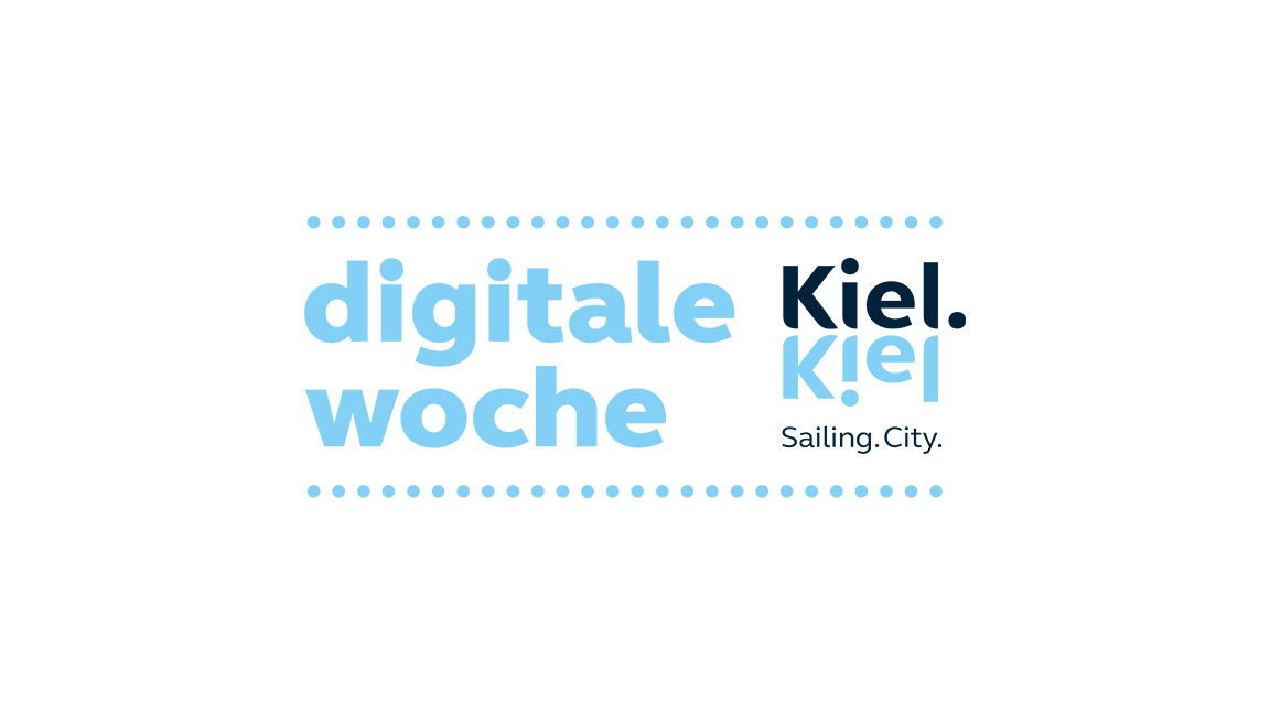 Auf einem weißen Hintergrund steht in hellblauer Schrift, untereinander "digitale Woche". Daneben in schwarz Kiel, das in hellblau nach unten gespiegelt wird. Darunter steht in schwarz "Sailing City". 