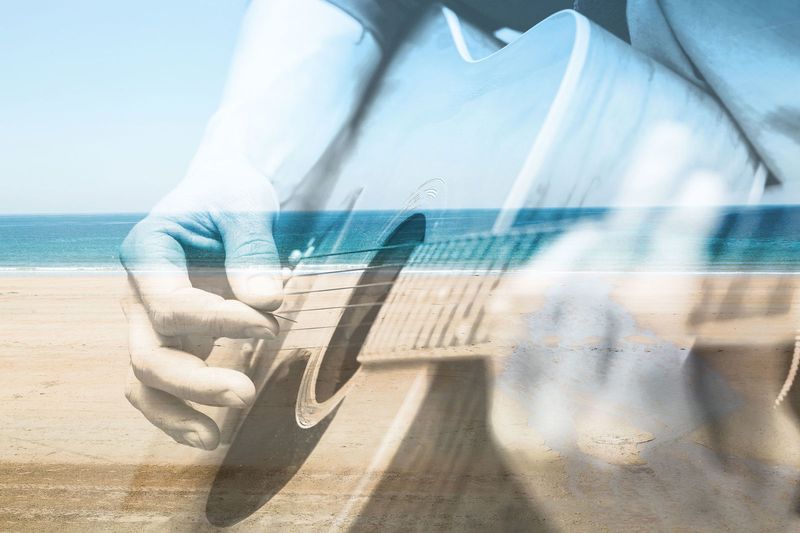 Eine fast durchsichtige Gitarre wird von zwei fast durchsichtigen Händen bespielt.Im Hintergrund ist ein Strand mit blauen Meer und blauen Himmel.