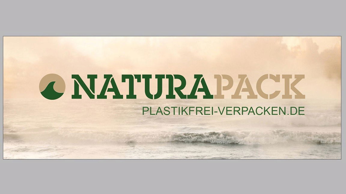 Der Schriftzug Naturapack steht über einem Meer. Das Meer schlägt einige Wellen an das Ufer.