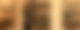 Eine Frau steht vor einer Wand, an der viele Behälter hängen. In ihrer rechten Hand hält sie ein Gefäß und befüllt es mit Lebensmitteln.
