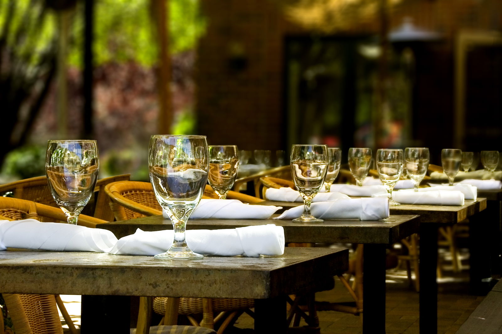 In einem großen Raum stehen viele gedeckte Tische.