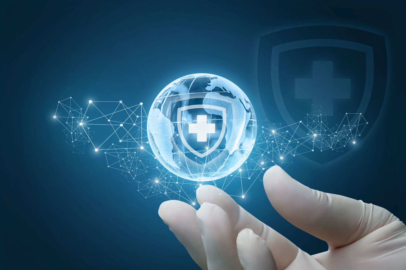 Eine mit einem Gummihandschuh bekleidete Hand hält eine virtuelle Weltkugel.