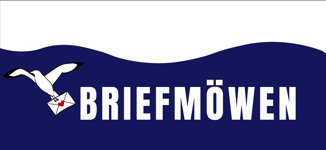 Auf einem dunkelblauen Hintergrund steht in großen, weißen Buchstaben "Briefmöwen". Links daneben ist eine gemalte Möwe, die einen Briefumschlag mit einem kleinen roten Herz drauf in ihren "Füßen" hält. 