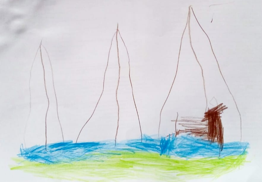 Auf einem weißen Papier hat ein Kind ein Segelboot mit drei Segeln gemalt. Das Boot ist braun, blau und grün. 