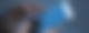 Eine Person hält ein Smartphone mit ausgeschaltetem Display in den Händen.