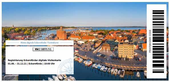Auf einem Foto ist Eckernförde abgebildet. Links unten befindet sich ein Textfeld, rechts am Bildrand ist ein Barcode.