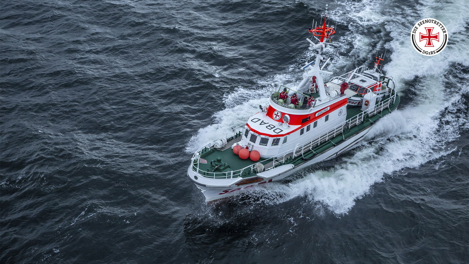 Ein Rettungsschiff der Deutschen Seenotretter durch das Meer.
