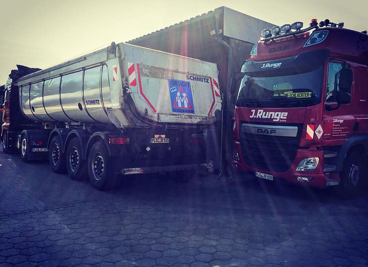 Ein Plakat mit der Aufschrift "Vorsicht Schulkinder" hängt an der Rückseite eines LKW.