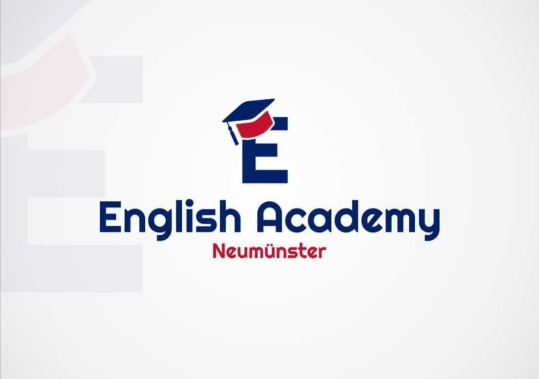 Auf weißem Hintergrund steht in dunkelblauer Schrift "English Academy". Darunter steht in roter Schrift "Neumünster". Über dem Schriftzug ist ein großes, dunkelblaues "E" mit einer Absolventenkappe abgebildet.