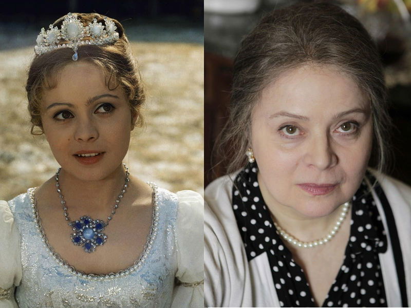 Links ist eine junge Frau festlich angezogen, rechts eine ältere Dame, die in die Kamera schaut.