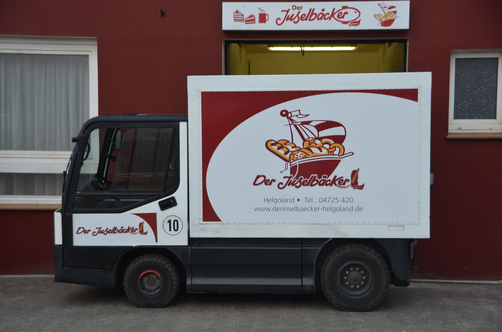 Ein Transporter des Inselbäckers auf Helgoland vor der Bäckerei.