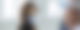 Eine Frau mit Maske schaut einen Mann in einem weißen Kittel an, der ihren Oberarm mit einem Tupfer hält.