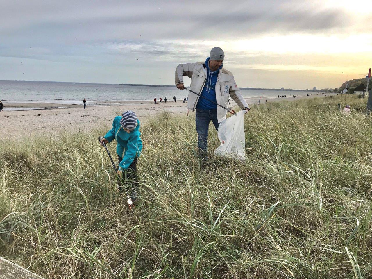 Müllsammeln Mann und Kind