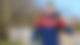 Ein Mann im Sportoutfit läuft lächelnd zur Kamera
