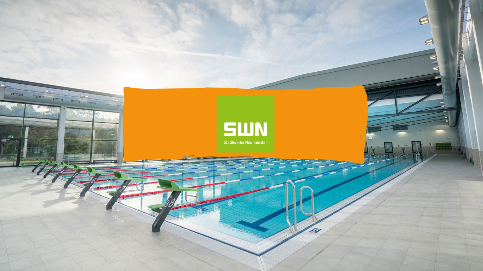 Ein Schwimmbecken unter freiem Himmel. Vor dem Bild befindet sich ein gelbes Banner mit dem Logo der Stadtwerke Neumünster in grün.