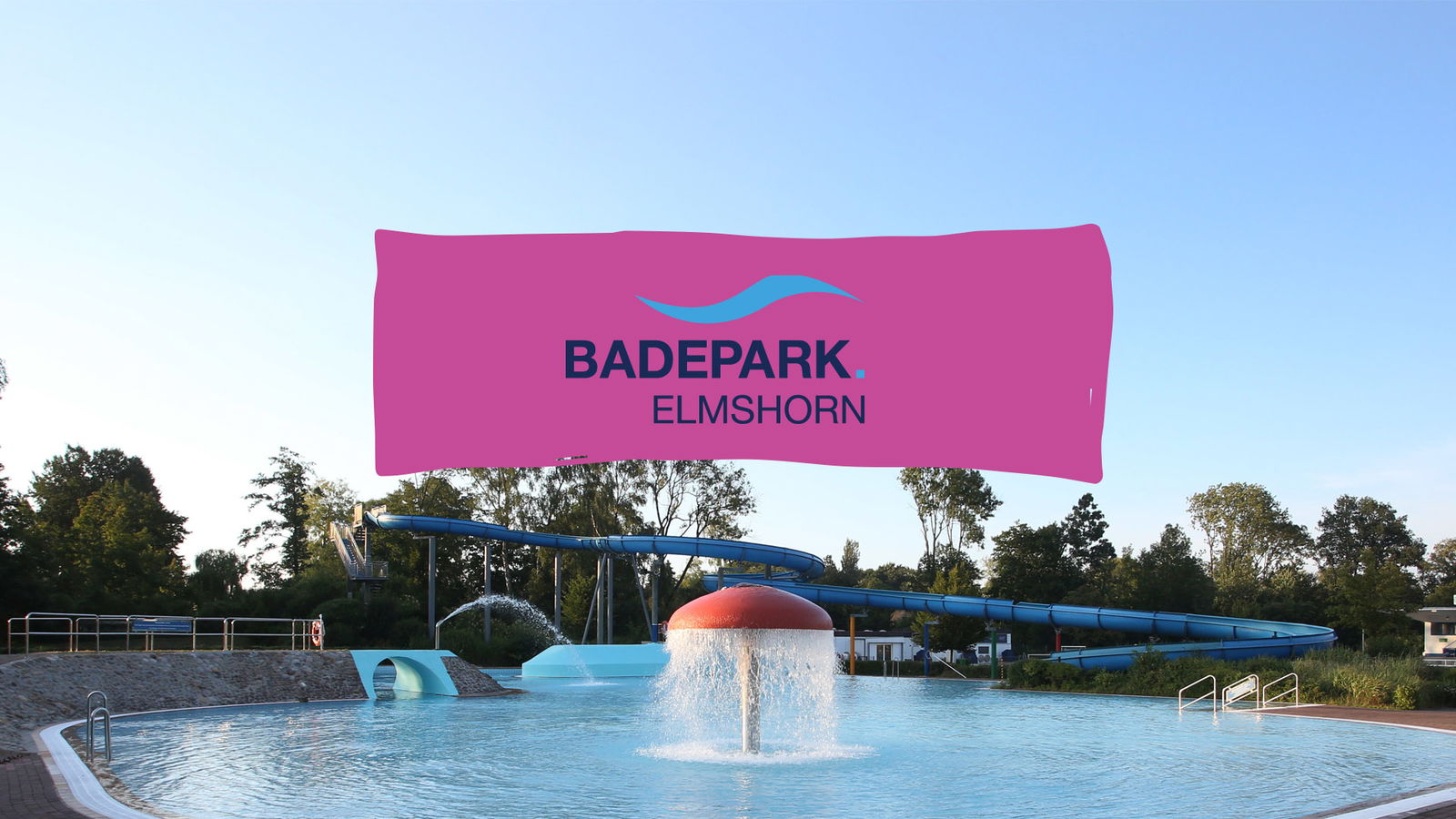 Eine blaue Rutsche führt unter freiem Himmel in ein Becken. Auf dem Bild befindet sich ein Banner in der Farbe Magenta mit dem Logo des Badeparks Elmshorn.
