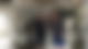 Zwei Männer stehen in einem Keller vor Strandkörben und strecken den Daumen in die Luft.