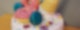 Eine bunte Torte mit Macarons und Donuts