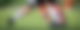 Zwei Männer spielen Fußball und dribbeln um einen Ball.