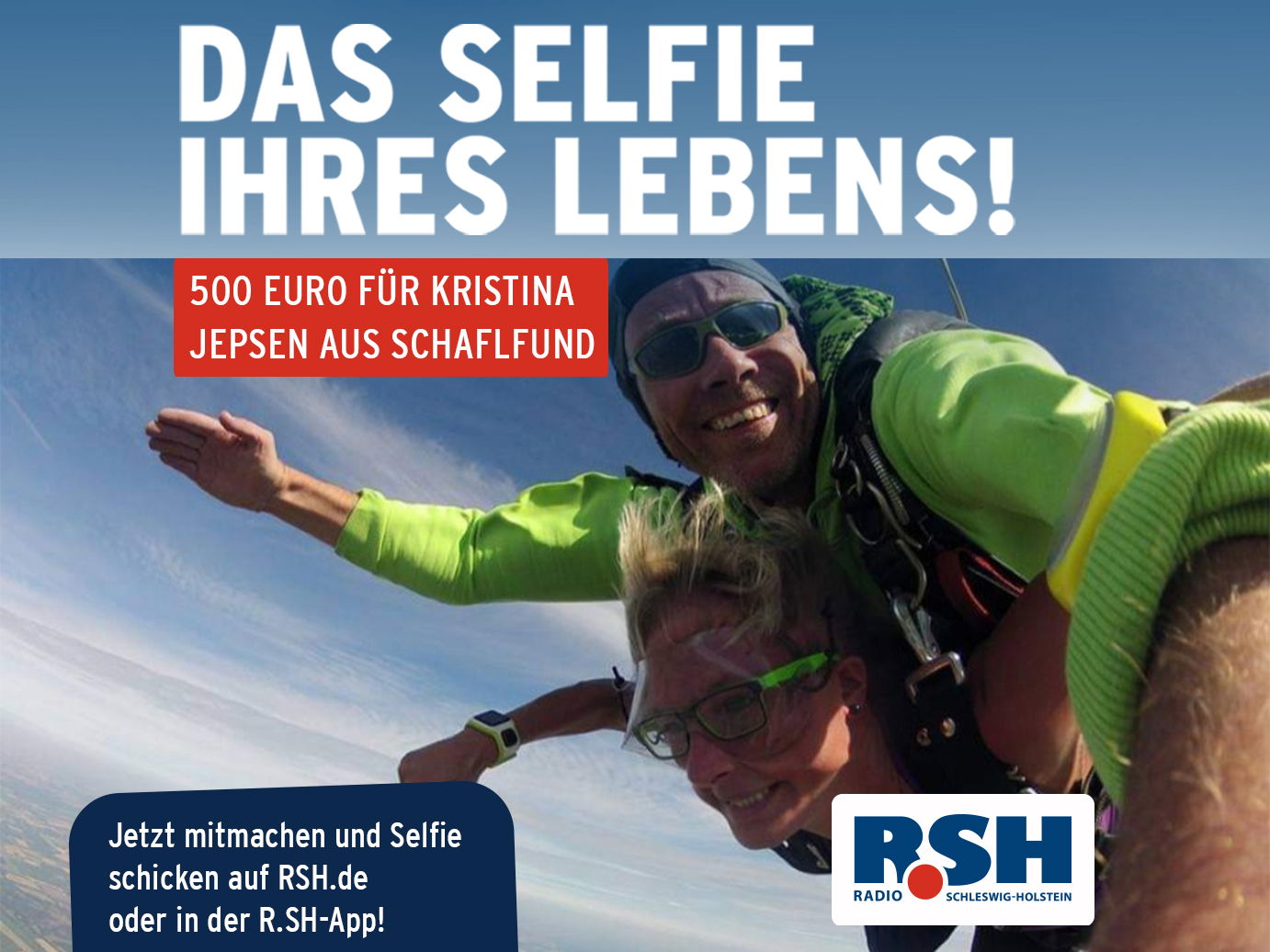 Eine Frau und ein Mann springen im Tandem Fallschirm und machen dabei ein Selfie von sich.