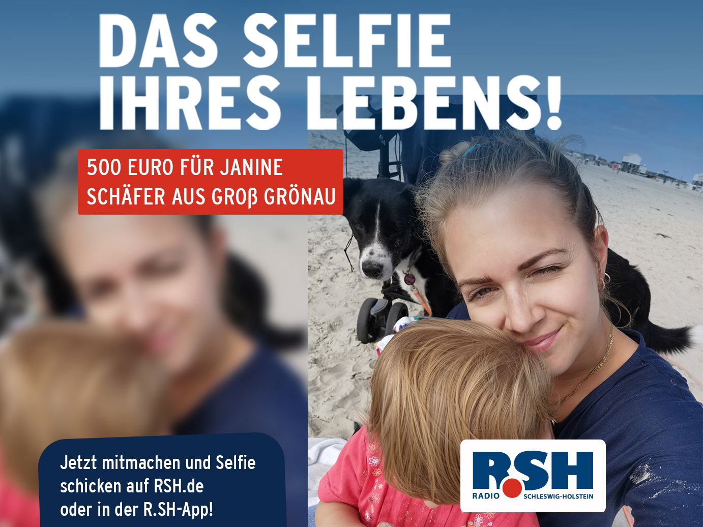 Eine junge Frau sitzt am Strand und macht ein Selfie von sich. Sie hat ein kleines Kind auf dem Arm, hinter ihr schaut ein Hund in die Kamera.