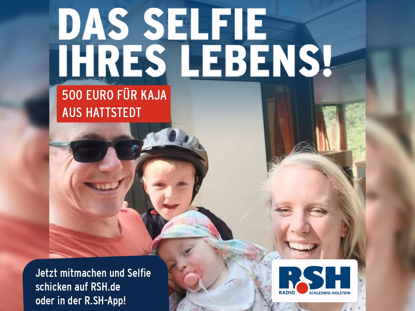 Eine Familie steht vor einem Ferienhaus und lächelt.