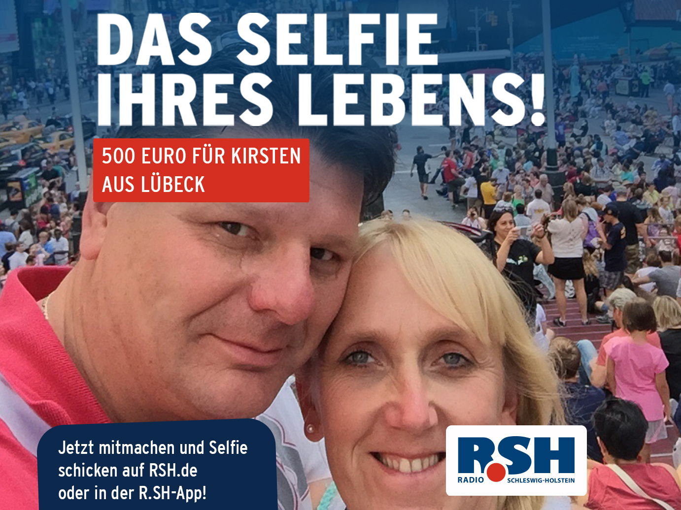 Ein Mann und eine Frau stehen in einer Straße in New York und lächeln in die Kamera