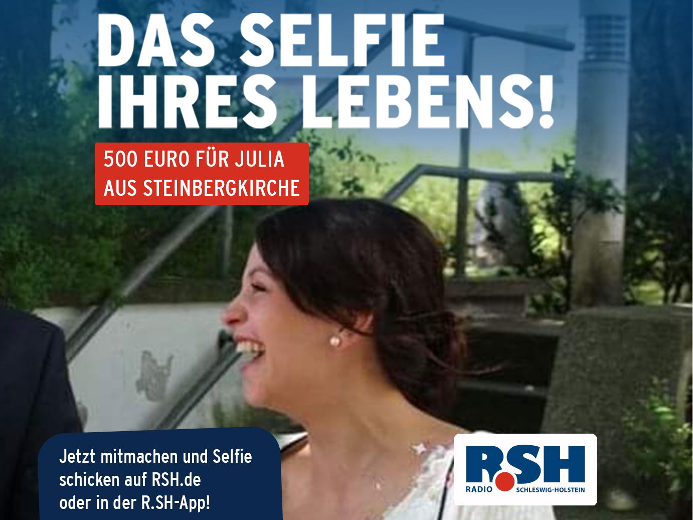 Eine Frau im weißen Brautkleid lacht fröhlich.