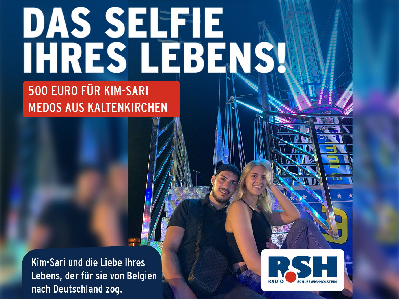 Ein Pärchen sitzt eng aneinander vor einem bunten Fahrgeschäft 