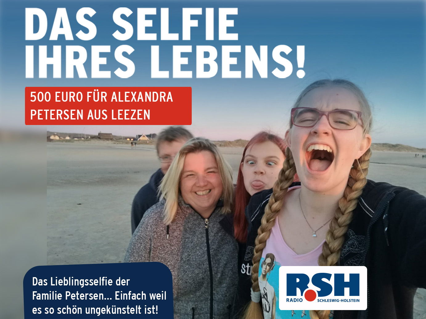 Eine Familien am Strand strahlt in die Kamera und macht Faxen.