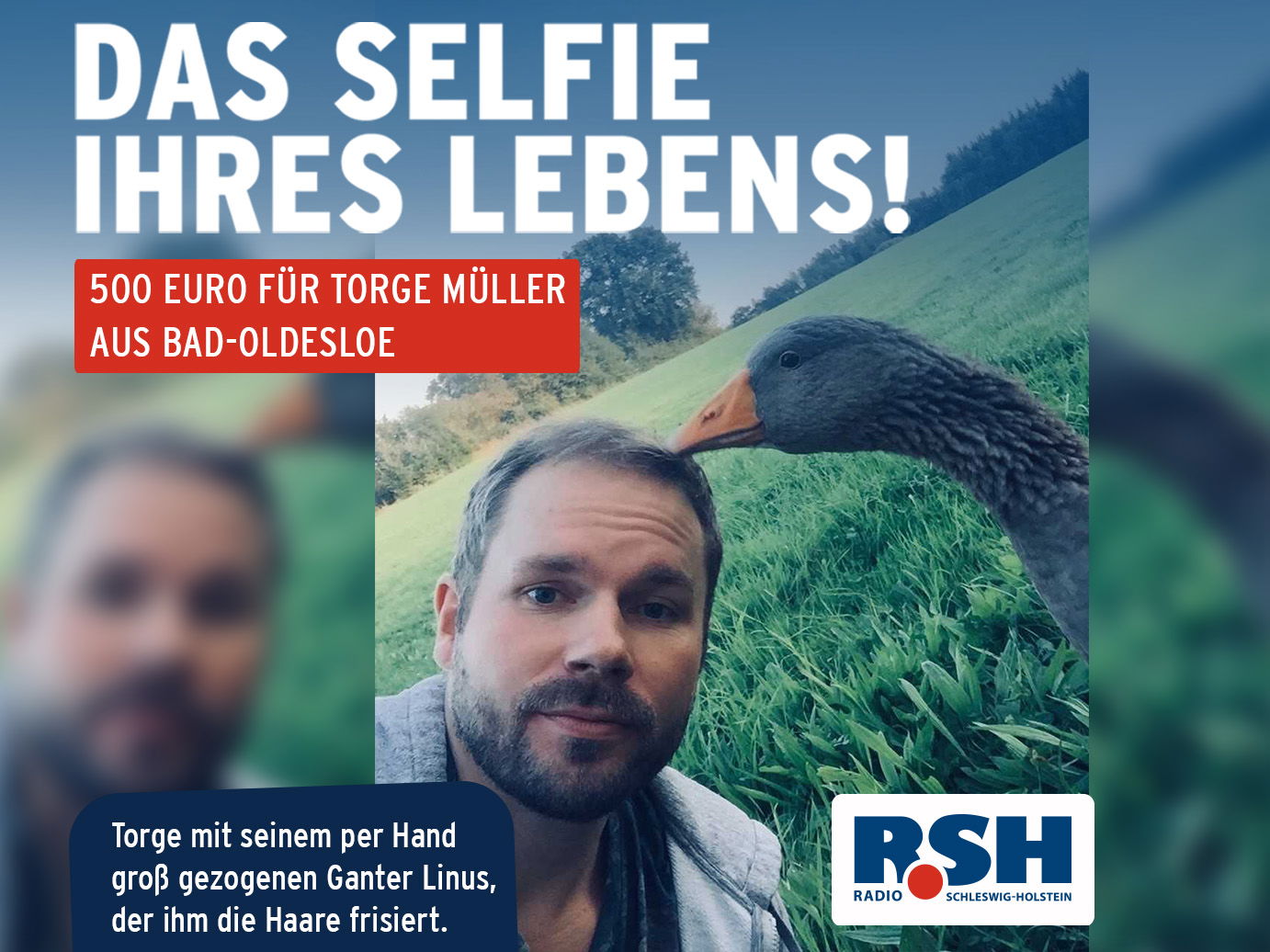 Ein Mann mit einer Gans auf dem Feld