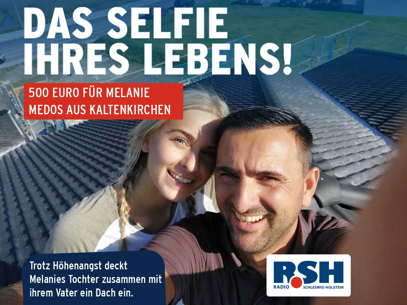 Ein Mann und eine junge Frau stehen lächelnd auf einem Hausdach.