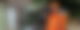 Morgenheld Jens Benedikt steht vor seinem Kehrfahrzeug in orangener Warnkleidung.