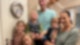 Familie Konrad steht im Hausflur und lächelt in die Kamera.