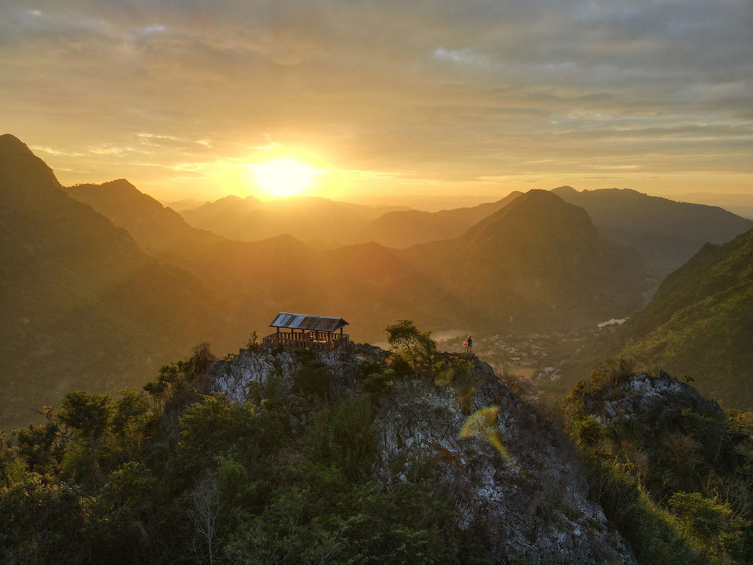 Berge und Sonnenuntergang in Laos
