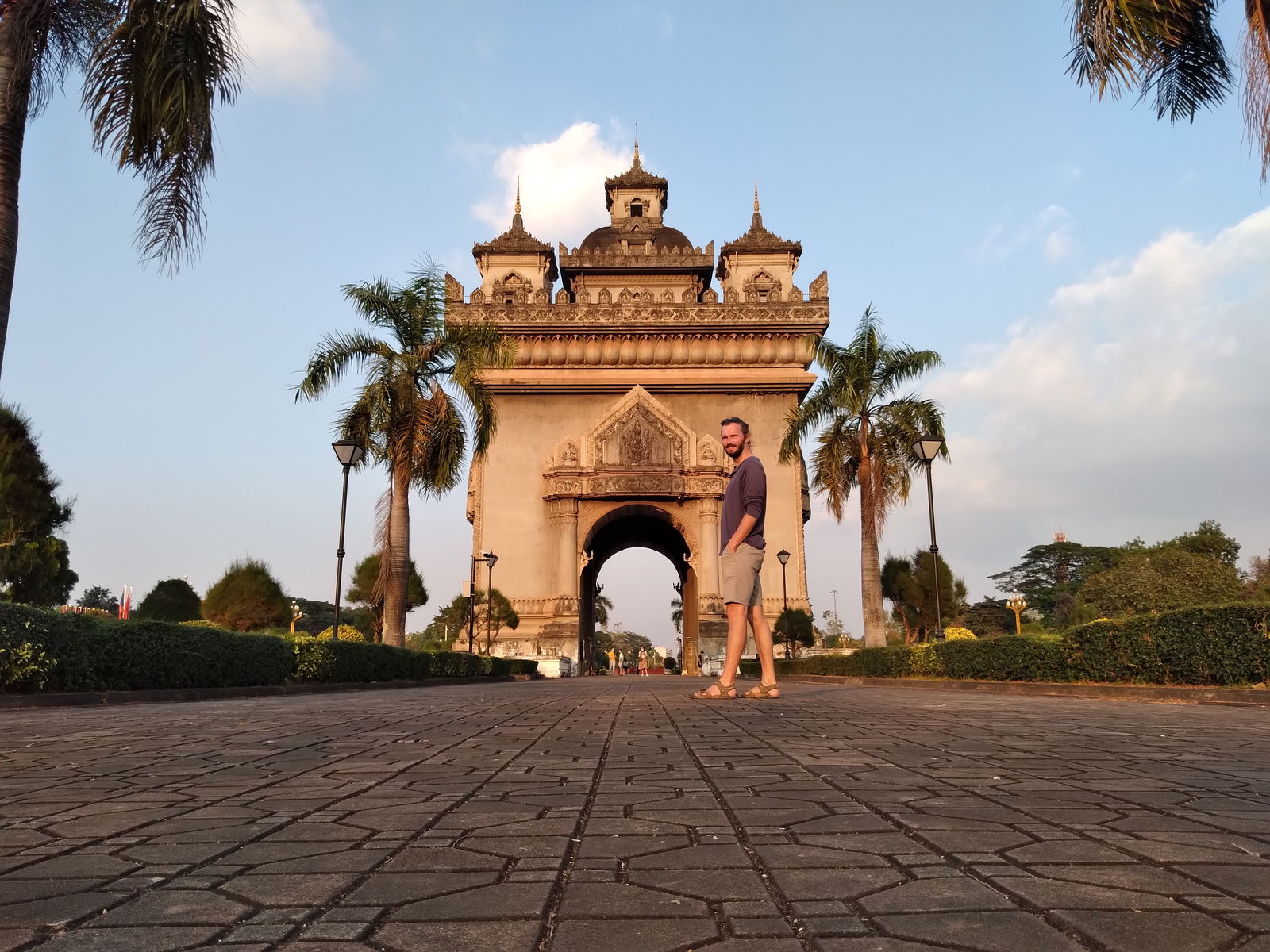 Ein Mann vor einem Tor mit Palmen.