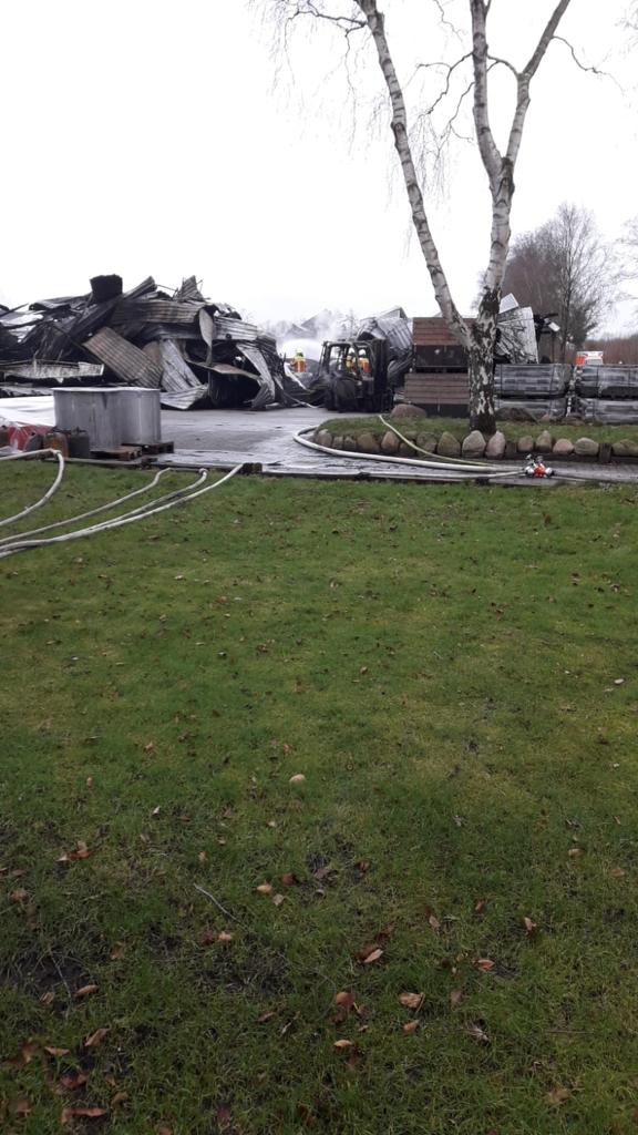 Ein Haufen Gerümpel und Asche liegt auf einem Platz.