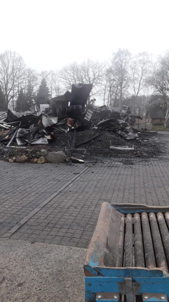 Ein Haufen Gerümpel und Asche liegt auf einem Platz.